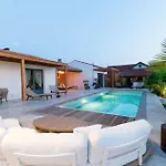 Guest house La Maison D'yvonne 3*